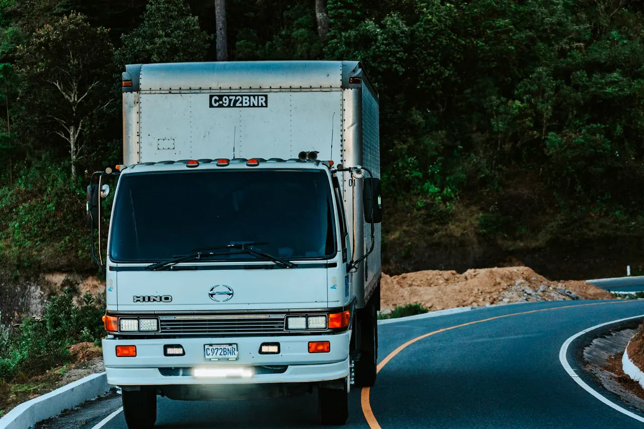 Camión de transporte de mercancías en ruta
